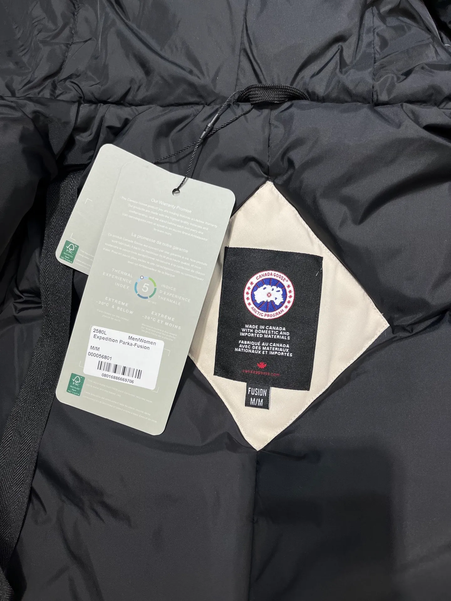 P860 Canada goose/Canada Goose 05 model 2580LA CANADA GOOSE/Canada Goose Rossclair parka women's down jacket, authentic original clothing molding, all accessories are custom-made from the original factory. This model is very unique. The zipper at the back can be opened to change into a dovetail style, with diagonal pockets and a layer of hidden pockets underneath. The official website has become a popular model. The softness and hardness of the fabric are compared with the genuine ones. It can be restored by kneading at will (fabric misunderstanding: fabrics with high hardness are not waterproof. Only those who buy the latest genuine version this year will notice the softness and comfort of the fabrics). The down is synchronized with the genuine white duck down. It is fluffy and not lumpy. The electronically controlled down charging machine is used to fill the zippers with customized genuine YKK zippers. High hardness and no lag. The fur collar is purchased from the same manufacturer as Wolf Hair. (Cooperative factory 2019 Canadian wolf skin auction and Big Goose official auction of wolf skin fur collars on the same site) All workmanship and wiring are controlled by workers with more than ten years of service. They must be horizontal and vertical, and are not crooked. The density of the inner wiring is more exquisite. Compare at will. Big goose label, collar label, washed label, hang tag, zipper rope, pocket label, back label, collar velvet, Velcro fasteners, all details of the cuffs are updated simultaneously with the original product, the best version, and the most complete color matching. The fighter in World 05 battles various world goods. Size: XS-XL